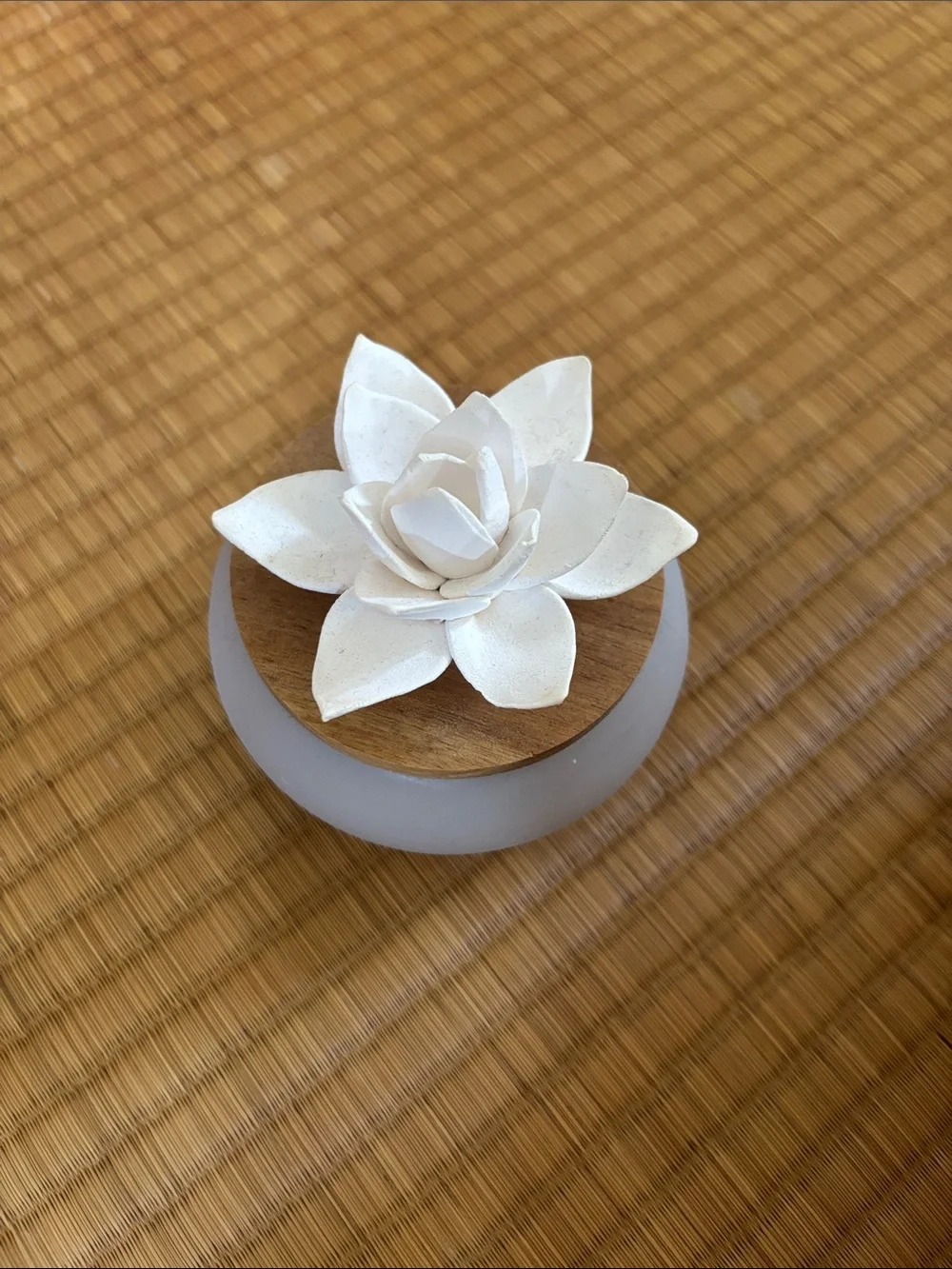 White Floral Diffuser with Wooden Lid